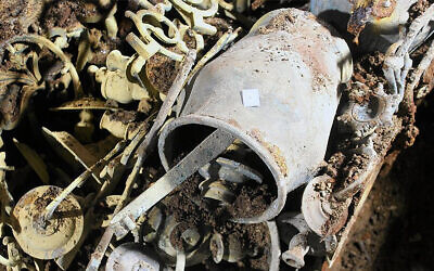 Certains des objets découverts à l'ancienne synagogue de Wieliczka, en Pologne en 2019.  (Crédit : Michał Wojenka via JTA)