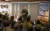 Le chef d'état-major de l'armée Aviv Kohavi parle à un groupe de soldats de la brigade Kfir positionnés à la frontière de Gaza, le 22 janvier 2020. (Crédit : Tsahal)