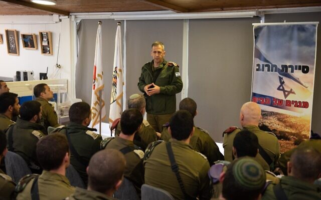 Le chef d'état-major de l'armée Aviv Kohavi parle à un groupe de soldats de la brigade Kfir positionnés à la frontière de Gaza, le 22 janvier 2020. (Crédit : Tsahal) Le chef d'état-major de l'armée Aviv Kohavi parle à un groupe de soldats de la brigade Kfir positionnés à la frontière de Gaza, le 22 janvier 2020. (Crédit : Tsahal)