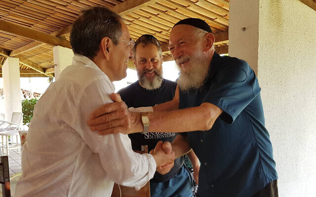Benedito Araujo de Souza, à droite, arrivant au Yeshiva Camp à Aquiraz au Brésil le 2 janvier 2020. (Synagoga Sem Froteiras) Benedito Araujo de Souza, à droite, arrivant au Yeshiva Camp à Aquiraz au Brésil le 2 janvier 2020. (Synagoga Sem Froteiras)