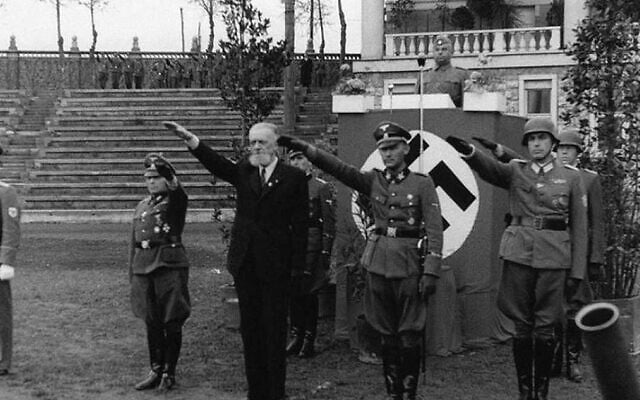 Leon Rupnik, portant un costume, fait le salut nazi avec des soldats allemands en Slovénie entre 1943 et 1945. (Archives de la République de Slovénie via JTA) Leon Rupnik, portant un costume, fait le salut nazi avec des soldats allemands en Slovénie entre 1943 et 1945. (Archives de la République de Slovénie via JTA)