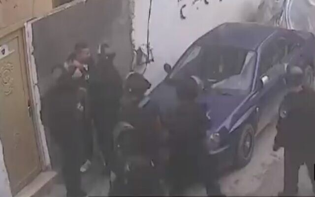 Des agents de la police des frontières en train de frapper un Arabe de Jérusalem-Est, qui travaille comme garde de sécurité pour le tramway de Jérusalem, à Jérusalem-Est (Capture d'écran / Treizième chaîne, le 13 janvier 2019) Des agents de la police des frontières en train de frapper un Arabe de Jérusalem-Est, qui travaille comme garde de sécurité pour le tramway de Jérusalem, à Jérusalem-Est (Capture d'écran / Treizième chaîne, le 13 janvier 2019)