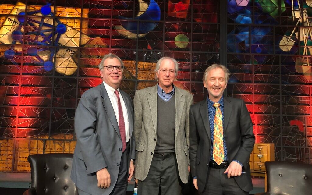 Les co-auteurs David Makovsky (à l'extrême gauche) et l'ambassadeur Dennis Ross, avec le rédacteur en chef fondateur du "Times of Israel", David Horovitz, à la Bibliothèque nationale d'Israël, le 6 janvier 2020. (Amanda Borschel-Dan/Times of Israel)