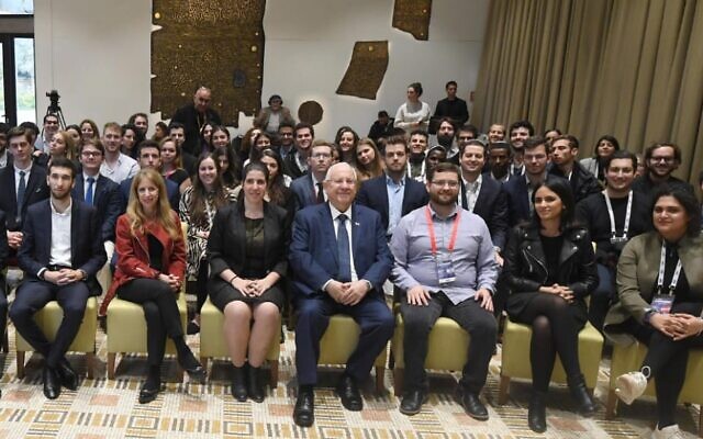 Le Président Reuven Rivlin (au centre) accueille des représentants de l'Union mondiale des étudiants juifs à sa résidence à Jérusalem, le 2 janvier 2020. (Bureau du Président) Le Président Reuven Rivlin (au centre) accueille des représentants de l'Union mondiale des étudiants juifs à sa résidence à Jérusalem, le 2 janvier 2020. (Bureau du Président)