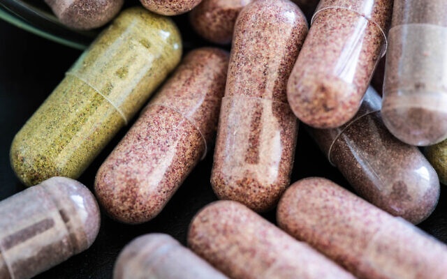 Des capsules d'extraits de plantes médicinales  (Crédit : LucaDAddezio; iStock by Getty Images)