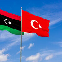 Illustration : les drapeaux turc et libyen. (Crédit : iStock)