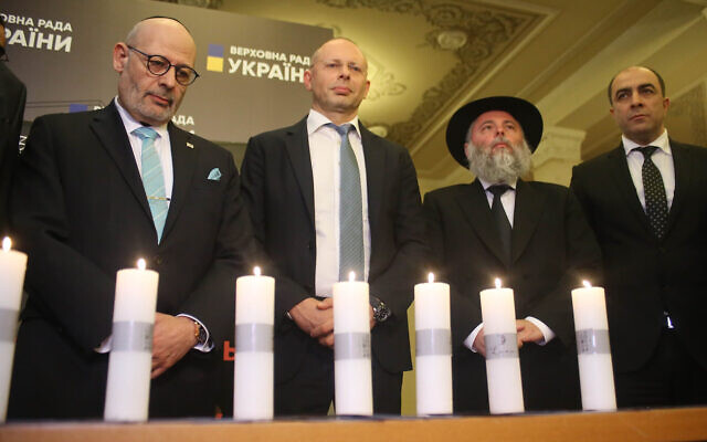 L'ambassadeur d'Israël en Ukraine, Joel Lion, (à gauche), et d'autres dignitaires commémorent la Shoah au Parlement ukrainien, le 16 janvier 2020. (L'Assemblée des nationalités de l'Ukraine via JTA) L'ambassadeur d'Israël en Ukraine, Joel Lion, (à gauche), et d'autres dignitaires commémorent la Shoah au Parlement ukrainien, le 16 janvier 2020. (L'Assemblée des nationalités de l'Ukraine via JTA)