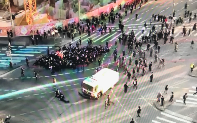 Manifestation d'ultra-orthodoxes contre l'arrestation d'un étudiant de yéshiva qui ne s'était pas présenté au bureau de recrutement de l'armée israélienne, à Jérusalem, le 26 janvier 2020. (Capture d'écran Tweeter)