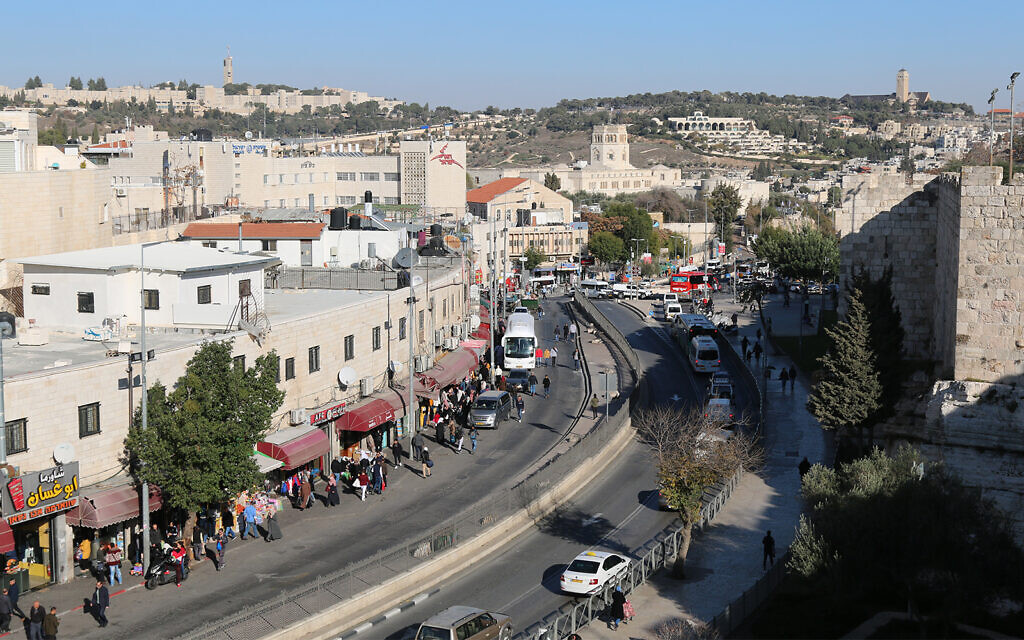 Suleiman Street et Saladin street à Jérusalem-Est depuis les murs de la Vieille Ville (Crédit :  Shmuel Bar-Am)