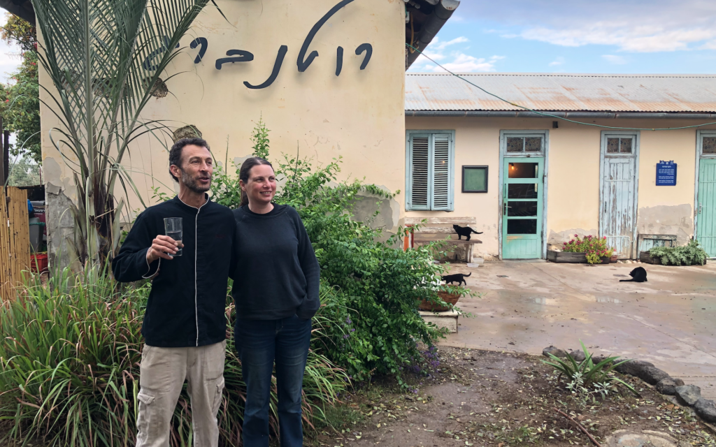 Yizhar Sahar (à gauche) et Hila Ronen Sahar, devant Rutenberg, leur bistrot dans la vallée du Jourdain, à la frontière entre Israël et la Jordanie (Crédit : Jessica Steinberg/Times of Israel)