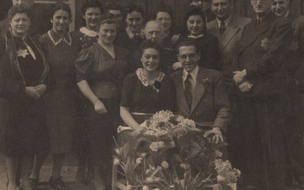 Le couple de jeunes mariés Eddy et Friedel de Wind, assis, après leur cérémonie de mariage au camp de transit néerlandais de Westerbork, mars 1943 (Avec l'aimable autorisation de Melcher de Wind)