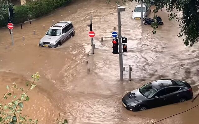 Les inondations dans le sud de Tel Aviv, le 4 janvier 2020 (Capture d'écran: YouTube / Almog Tsadok) Les inondations dans le sud de Tel Aviv, le 4 janvier 2020 (Capture d'écran: YouTube / Almog Tsadok)