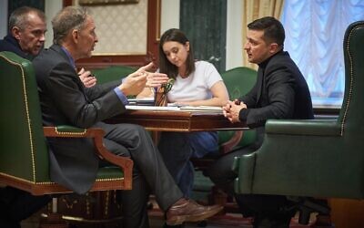 Le président de l'Ukraine, Volodymyr Zelensky, interviewé dans son bureau à Kiev, le 18 janvier 2020. De droite à gauche : Zelensky, l'attachée de presse du président Iuliia Mendel, le rédacteur en chef du "Times of Israel" David Horovitz, traducteur. (Service de presse du Bureau du Président de l'Ukraine)