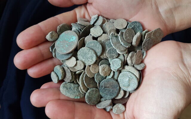 Des pièces retrouvées dans un trésor de pièces de monnaie découvert dans l'habitation d'un voleur d'antiquités présumé de Kfar Kana au mois de janvier 2020 (Crédit : Yaron Bibas/IAA) Des pièces retrouvées dans un trésor de pièces de monnaie découvert dans l'habitation d'un voleur d'antiquités présumé de Kfar Kana au mois de janvier 2020 (Crédit : Yaron Bibas/IAA)