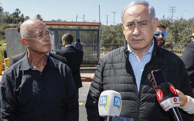 Le maire d'Ariel, Eli Sheviro (G), aux côtés du Premier ministre Benjamin Netanyahu, visite le site d'une attaque terroriste au carrefour d'Ariel, dans le nord de la Cisjordanie, le 18 mars 2019. (Jack Guez / POOL / AFP) Le maire d'Ariel, Eli Sheviro (G), aux côtés du Premier ministre Benjamin Netanyahu, visite le site d'une attaque terroriste au carrefour d'Ariel, dans le nord de la Cisjordanie, le 18 mars 2019. (Jack Guez / POOL / AFP)