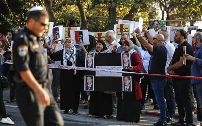 Les Palestiniens manifestent en soutien à Samer Arbid, membre du FPLP arrêté par Israël parce que soupçonné d'avoir commis un attentat en Cisjordanie, près de l'hôpital Hadassah du Mount Scopus à Jerusalem, le 1er octobre 2019 (Crédit : AHMAD GHARABLI / AFP)