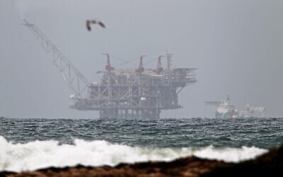 La plate-forme du champ de gaz naturel Leviathan en mer Méditerranée photographiée depuis la plage de Dor, au nord d'Israël, le 31 décembre 2019. (Jack Guez/AFP)