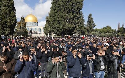 Des hommes musulmans participent aux prières du vendredi devant le Dôme du Rocher dans l'enceinte de la mosquée Al-Aqsa, le troisième lieu le plus saint de l'Islam, le 31 janvier 2020. (Crédit : AHMAD GHARABLI / AFP)