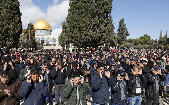 Des hommes musulmans participent aux prières du vendredi devant le Dôme du Rocher dans l'enceinte de la mosquée Al-Aqsa, le troisième lieu le plus saint de l'Islam, le 31 janvier 2020. (Crédit : AHMAD GHARABLI / AFP) Des hommes musulmans participent aux prières du vendredi devant le Dôme du Rocher dans l'enceinte de la mosquée Al-Aqsa, le troisième lieu le plus saint de l'Islam, le 31 janvier 2020. (Crédit : AHMAD GHARABLI / AFP)