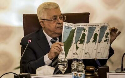 Le président de l'Autorité palestinienne montre des cartes (de gauche à droite) de la "Palestine historique", du plan de partition des Nations unies en 1947, des frontières de 1948 à 1967 des territoires palestiniens et d'Israël et une carte montrant les territoires palestiniens actuels sans les zones et implantations israéliennes au cours d'une réunion de la Ligue arabe sur le plan de paix du président américain Donald Trump au siège de la Liste arabe au Caire, le 1er février 2020. (Crédit : Khaled Desouki/AFP)