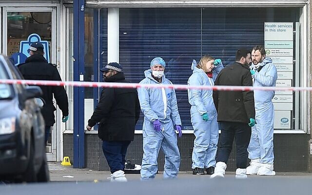 Des agents de la police scientifique Streatham High Road à Londres, après une attaque au couteau revendiquée par l'EI, le 3 février 2020 (Crédit : DANIEL LEAL-OLIVAS / AFP) Des agents de la police scientifique Streatham High Road à Londres, après une attaque au couteau revendiquée par l'EI, le 3 février 2020 (Crédit : DANIEL LEAL-OLIVAS / AFP)