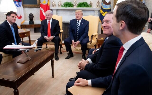 Sur cette photo prise le 27 janvier 2020, le président américain Donald Trump (au centre) rencontre le Premier ministre israélien Benjamin Netanyahu (2e à gauche) aux côtés de l'ambassadeur israélien aux États-Unis Ron Dermer (à gauche), du secrétaire d'État américain Mike Pompeo (2e à droite) et du conseiller de la Maison Blanche Jared Kushner (à droite) dans le bureau ovale de la Maison Blanche à Washington, DC. (SAUL LOEB / AFP) Sur cette photo prise le 27 janvier 2020, le président américain Donald Trump (au centre) rencontre le Premier ministre israélien Benjamin Netanyahu (2e à gauche) aux côtés de l'ambassadeur israélien aux États-Unis Ron Dermer (à gauche), du secrétaire d'État américain Mike Pompeo (2e à droite) et du conseiller de la Maison Blanche Jared Kushner (à droite) dans le bureau ovale de la Maison Blanche à Washington, DC. (SAUL LOEB / AFP)