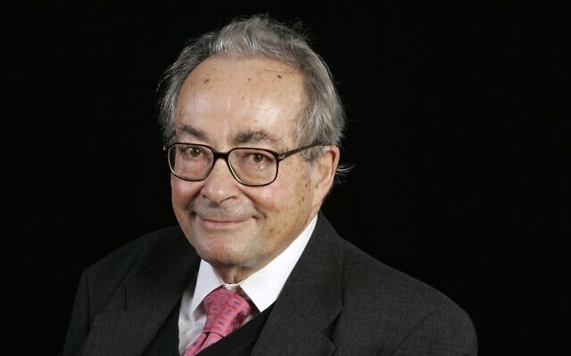 L’écrivain, universitaire, critique et philosophe américain d'origine française George Steiner lors de l'événement "Cité de la Réussite" à l'université de la Sorbonne, à Paris, en 2006. (Crédit : Bertrand GUAY / AFP) L’écrivain, universitaire, critique et philosophe américain d'origine française George Steiner lors de l'événement "Cité de la Réussite" à l'université de la Sorbonne, à Paris, en 2006. (Crédit : Bertrand GUAY / AFP)