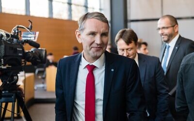 Le président du groupe parlementaire du parti d'extrême droite AfD en Thuringe, Björn Höcke, au Parlement du Land de Thuringe à Erfurt, dans l'est de l'Allemagne, avant les élections du Premier ministre de Thuringe, le 5 février 2020. (Crédit : JENS SCHLUETER / AFP)