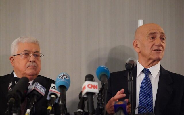Le président de l'Autorité palestinienne Mahmoud Abbas, à gauche, et l'ex-Premier ministre Ehud Olmert lors d'un point-presse à l'ONU, à New York, le 11 février 2020 (Crédit : Bryan R. Smith/AFP) Le président de l'Autorité palestinienne Mahmoud Abbas, à gauche, et l'ex-Premier ministre Ehud Olmert lors d'un point-presse à l'ONU, à New York, le 11 février 2020 (Crédit : Bryan R. Smith/AFP)
