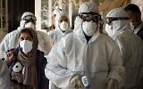 Une équipe médicale contrôle les voyageurs au poste-frontière de Shalamjah, à environ 15 kilomètres de la ville irakienne de Basra à leur retour depuis l'Iran, le 21 février 2020 (Crédit : Hussein Faleh/AFP)