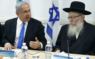 Le Premier ministre Benjamin Netanyahu (à gauche) évalue la situation avec le ministre de la Santé Yaakov Litzman concernant l'épidémie de coronavirus COVID-19 au ministère de la Santé à Tel Aviv, le 23 février 2020. (Crédit : Jack Guez/AFP)