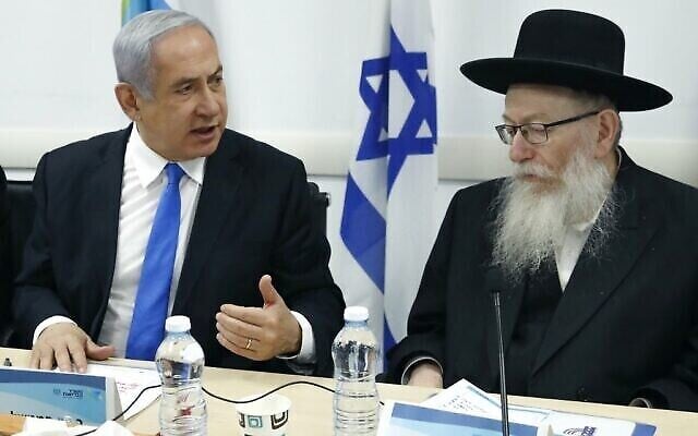 Le Premier ministre Benjamin Netanyahu (à gauche) évalue la situation avec le ministre de la Santé Yaakov Litzman concernant l'épidémie de coronavirus COVID-19 au ministère de la Santé à Tel Aviv, le 23 février 2020. (Crédit : Jack Guez/AFP) Le Premier ministre Benjamin Netanyahu (à gauche) évalue la situation avec le ministre de la Santé Yaakov Litzman concernant l'épidémie de coronavirus COVID-19 au ministère de la Santé à Tel Aviv, le 23 février 2020. (Crédit : Jack Guez/AFP)