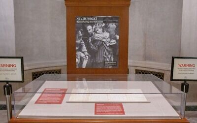 Une exposition aux Archives nationales marque le 75e anniversaire de la libération d'Auschwitz, sur une photo prise le 5 février 2020. (Photo des Archives nationales par Susana Raab via JTA)