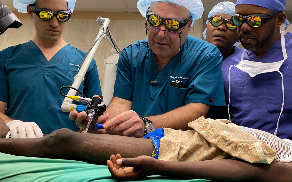 Le Dr Josef Haik d'Israël montre au Dr Jerry Bernard, chirurgien haïtien, comment utiliser la machine laser, Milot, Haïti, janvier 2020. (Avec l'aimable autorisation du Burn Advocates Network)