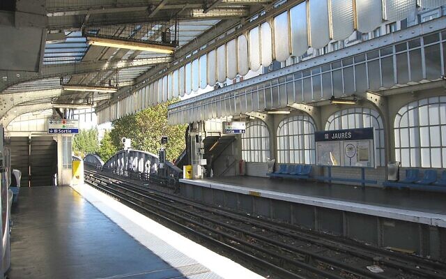 La ligne 2 de la station de métro Jaurès, à Paris. (Crédit : Pline / CC BY-SA 3.0)