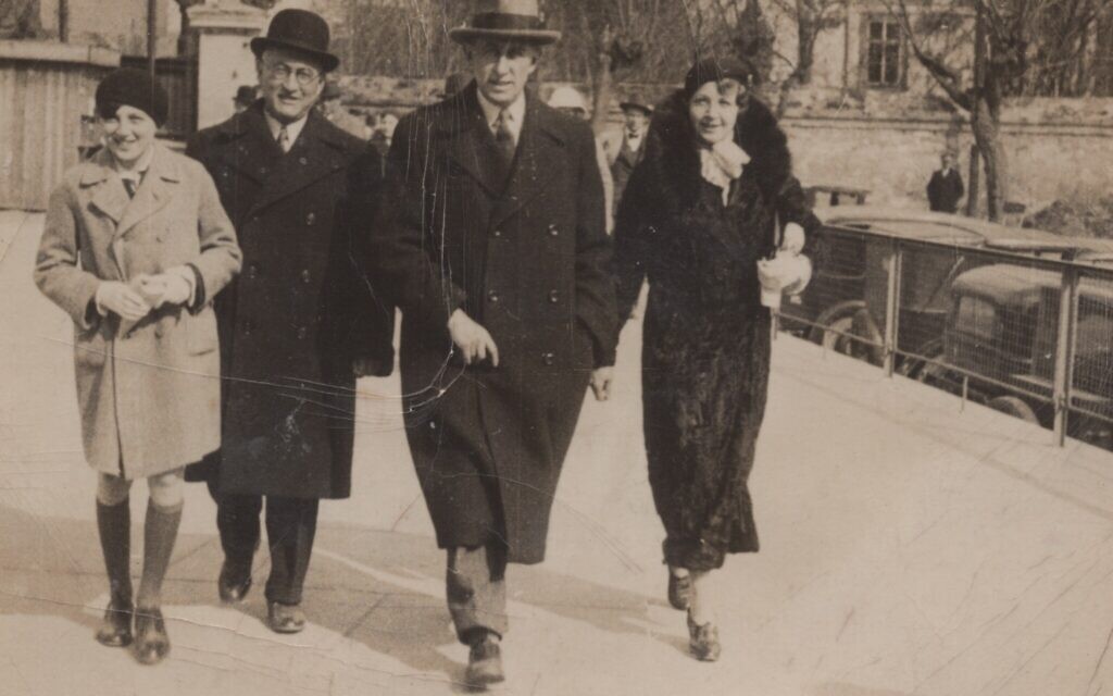 Le jeune Hans Neumann (à gauche) avec son oncle Richard Neumann, et ses parents Otto et Ella Neumann. (Avec l'aimable autorisation d'Ariana Neumann)