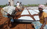 Programme agricole conjoint indo-israélien, en Inde, en 2008. (Crédit : MASHAV)
