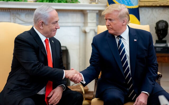 Le président américain Donald Trump (à droite) lors d'une réunion bilatérale élargie avec le Premier ministre israélien Benjamin Netanyahu, le 27 janvier 2020, dans le bureau ovale de la Maison Blanche. (Photo officielle de la Maison Blanche par D. Myles Cullen) Le président américain Donald Trump (à droite) lors d'une réunion bilatérale élargie avec le Premier ministre israélien Benjamin Netanyahu, le 27 janvier 2020, dans le bureau ovale de la Maison Blanche. (Photo officielle de la Maison Blanche par D. Myles Cullen)