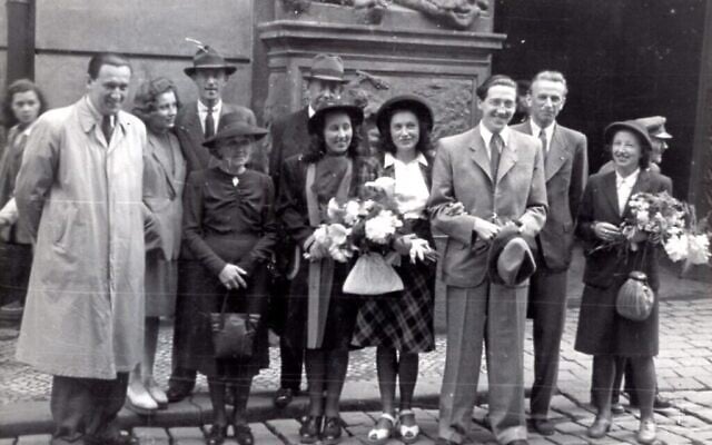 Mariage de Hans Neumann (troisième à partir de la droite) avec sa première femme Mila (quatrième à partir de la droite) à Prague, le 2 juin 1945. À l'extrême gauche, le frère de Hans, Lotar, et sa femme Zdenka, se trouvent à côté de Mila. (Avec l'aimable autorisation d'Ariana Neumann)
