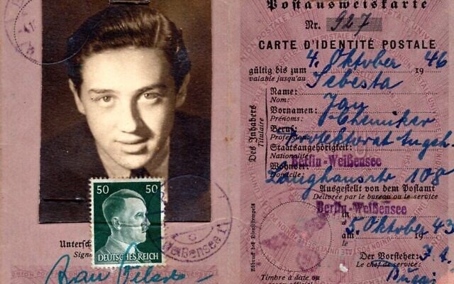 Carte d'identité berlinoise datée d'octobre 1943 trouvée par Ariana Neumann alors qu'elle était une jeune fille. La photo est celle de son père Hans Neumann lorsqu'il était jeune, mais le nom indiqué est Jan Šebesta. (Avec l'aimable autorisation d'Ariana Neumann)