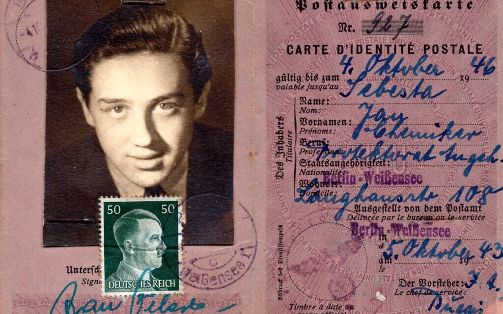 Carte d'identité berlinoise datée d'octobre 1943 trouvée par Ariana Neumann alors qu'elle était une jeune fille. La photo est celle de son père Hans Neumann lorsqu'il était jeune, mais le nom indiqué est Jan Šebesta. (Avec l'aimable autorisation d'Ariana Neumann)