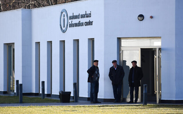 Entrée du centre d'information du complexe commémoratif du génocide de Quba en Azerbaïdjan. (Larry Luxner/ Times of Israel)