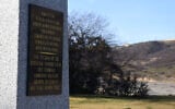 Monument aux "victimes du génocide commis par les groupes militaires criminels arméniens" au complexe commémoratif du génocide de Quba en Azerbaïdjan. (Larry Luxner/ Times of Israel)