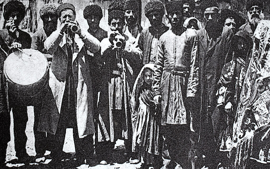 Photo historique des Juifs azerbaïdjanais des montagnes, vers 1915, au complexe commémoratif du génocide de Quba. (Larry Luxner/ Times of Israel)