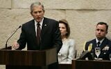 Illustration : L'ancien président américain George W. Bush prend la parole lors d'une session spéciale de la Knesset, le 15 mai 2008. (Crédit photo : AP/Ariel Schalit/pool)