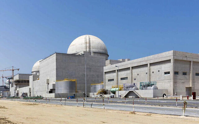 Photographie non-datée transmise par l'agence de presse d'Etat WAM des Emirats arabes unis, montrant l'usine nucléaire en construction de Barakah, qituée dans le désert et à l'ouest d'Abou Dhabi (Crédit : Arun Girija/WAM via AP, File) Photographie non-datée transmise par l'agence de presse d'Etat WAM des Emirats arabes unis, montrant l'usine nucléaire en construction de Barakah, qituée dans le désert et à l'ouest d'Abou Dhabi (Crédit : Arun Girija/WAM via AP, File)