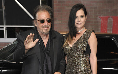 Al Pacino, (à gauche), et Meital Dohan arrivent à la première de "The Irishman" à Los Angeles, le 24 octobre 2019, au TCL Chinese Theatre. (Richard Shotwell/Invision/AP)