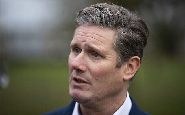 Le législateur du Parti travailliste britannique Keir Starmer s'adresse aux médias après le lancement de sa campagne pour succéder à Jeremy Corbyn à la tête du parti, à Stevenage, Angleterre, le dimanche 5 janvier 2020. (Aaron Chown/PA via AP)
