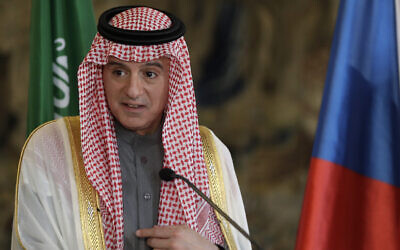 Le Saoudien Adel al-Jubeir s'adresse aux médias lors d'une conférence de presse à Prague, en République tchèque, le 10 janvier 2020. (AP Photo/Petr David Josek)