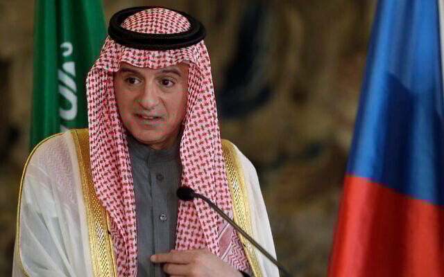 Le Saoudien Adel al-Jubeir s'adresse aux médias lors d'une conférence de presse à Prague, en République tchèque, le 10 janvier 2020. (AP Photo/Petr David Josek) Le Saoudien Adel al-Jubeir s'adresse aux médias lors d'une conférence de presse à Prague, en République tchèque, le 10 janvier 2020. (AP Photo/Petr David Josek)